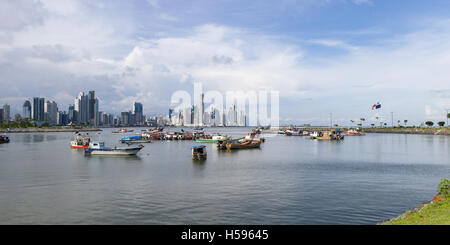 Panama-Stadt, Panama - Juni 08: kleine lokale Fischereifahrzeuge mit der Stadt im Hintergrund. 8. Juni 2016, Panama City, Panama. Stockfoto