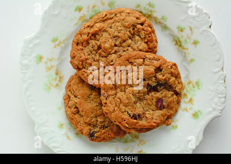 Frisch gebackenes Haferflocken mit Rosinen Walnuss Cookies auf hübschen Vintage Platte von oben im Querformat Stockfoto