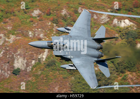 USAF F15E Strike Eagle niedrigen Niveau Ausbildung in Wales Großbritannien Stockfoto