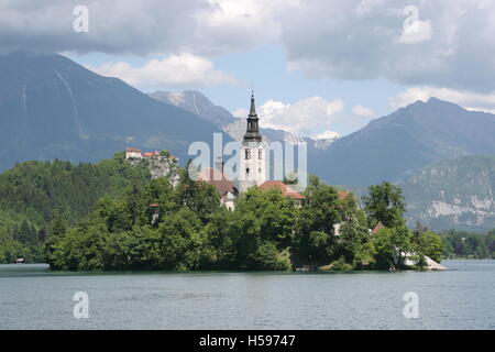 Die Kirche Mariä Himmelfahrt auf Bled Insel im See Bled. Eines der bekanntesten Sehenswürdigkeiten in Slowenien, Osteuropa. Stockfoto