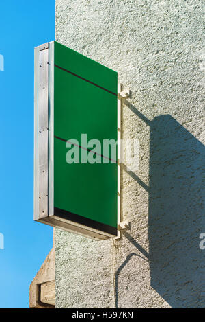 Einzelhandel speichern leere grüne Quadrat Schild als textfreiraum auf Außenwand montiert Stockfoto