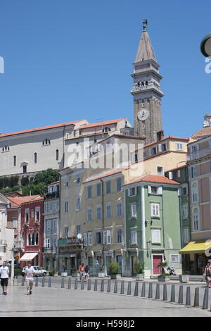 Hauptplatz in der Hafen Piran an der mediterranen Küste Sloweniens. Zeigt gepflegte Häuser und Kirchturm hinaus Stockfoto