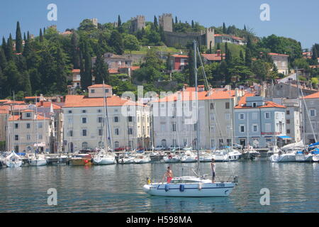 Der Hafen in der Hafen Piran an der mediterranen Küste Sloweniens. Ein elegantes junges Paar auf einer Yacht im Vordergrund Stockfoto