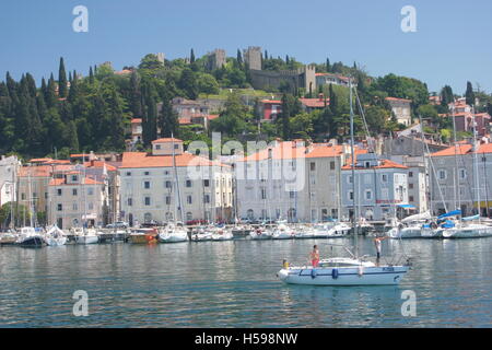 Der Hafen in der Hafen Piran an der mediterranen Küste Sloweniens. Ein elegantes junges Paar auf einer Yacht im Vordergrund Stockfoto