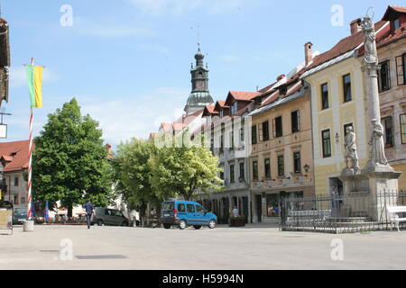 Mestni Trg, dem Hauptplatz in der Stadt Skofja Loka in dem Land von Slowenien Stockfoto