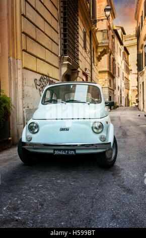 Rom - 27 Mai: Fiat 500 in Rom am 27. Mai 2016 geparkt. Fiat 500 war eines der meist hergestellten europäischen Autos aller Zeiten mit 3.893.294 Stockfoto