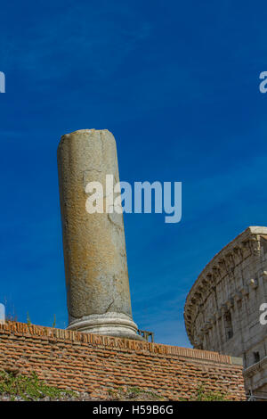 Säulen der Tempel der Venus und Roma in Rom, Italien Stockfoto