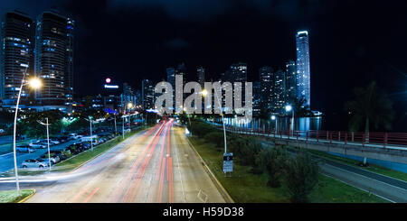 Panama-Stadt, Panama - Juni 08: Gebäude und Infrastruktur in Panama-Stadt sah in der Nacht von einer Überführung mit Fahrzeug-Leuchten ich Stockfoto