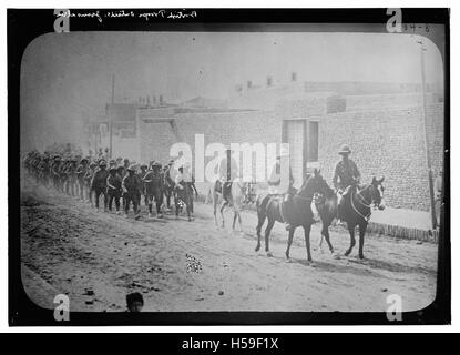 Britische Truppen außerhalb Jerusalems waren Teil der militärischen Aktivitäten während des britischen Mandats in Palästina. Die Präsenz britischer Truppen in der Region war ein bedeutender Moment in der Geschichte des Nahen Ostens während des frühen 20. Jahrhunderts. Stockfoto