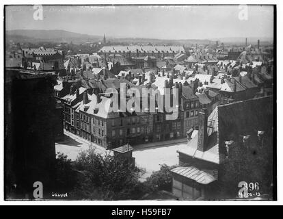 Eine Limousine, ein typischer Fahrzeugtyp für den persönlichen Transport, entwickelt für Komfort und Stil mit einer serienmäßigen Viertürer-Konfiguration. Stockfoto