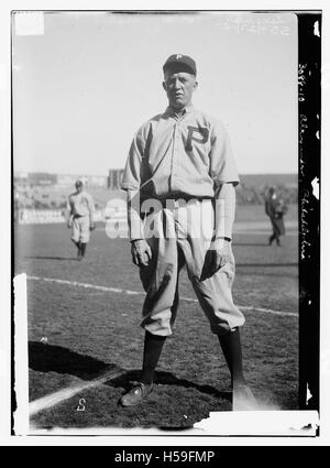 Grover Cleveland Alexander, ein Hall of Fame Pitcher, wird während seiner Zeit beim Baseballteam der Philadelphia National League in Aktion genommen. Bekannt für seine Dominanz auf dem Hügel war Alexander einer der erfolgreichsten Pitcher im Major League Baseball während des frühen 20. Jahrhunderts. Stockfoto