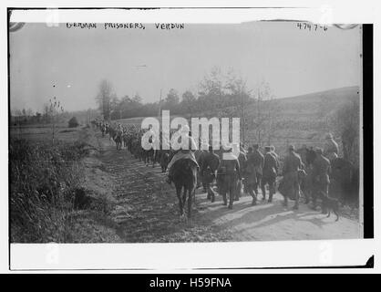 Das Bild zeigt deutsche Gefangene, die während der Schlacht von Verdun gefangen genommen wurden, einer der längsten und brutalsten Schlachten des Ersten Weltkriegs. Es zeigt die harten Realitäten des Krieges und die erheblichen menschlichen Kosten des Konflikts. Stockfoto