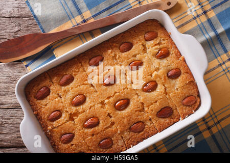 Süße Kuchen mit Mandeln hautnah in Auflaufform auf den Tisch. horizontale Ansicht von oben Stockfoto