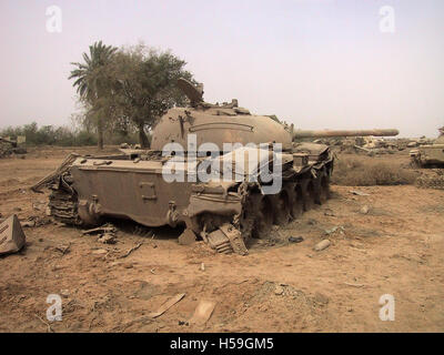 19. April 2003 verlassenen Wracks von irakischen T54/T55 Kampfpanzer auf einem ehemaligen Armeestützpunkt in Diwaniyah, Irak. Stockfoto