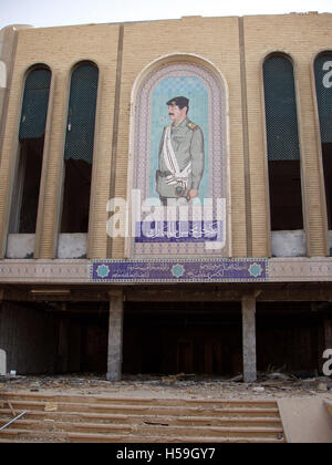 11. Juli 2003 nahezu unbeschädigt, großen gefliesten Porträt von Saddam Hussein an geplünderten National Council Building in Bagdad. Stockfoto