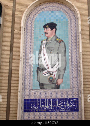 11. Juli 2003 nahezu unbeschädigt, großen gefliesten Porträt von Saddam Hussein an geplünderten National Council Building in Bagdad. Stockfoto