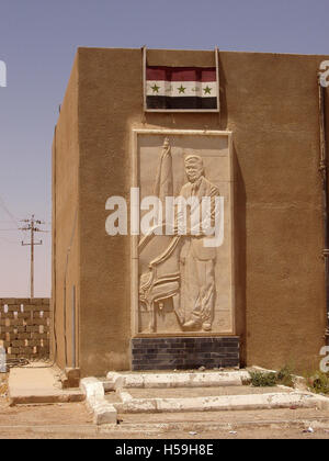 Juli 2003 EIN Porträt von Saddam Hussein am Grenzkontrollpunkt zu Jordanien in Trebil, im Irak. Stockfoto