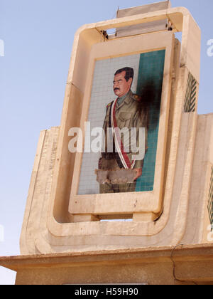 Juli 2003 EIN gefliestes Porträt von Saddam Hussein am Grenzkontrollpunkt zu Jordanien in Trebil, im Irak. Stockfoto