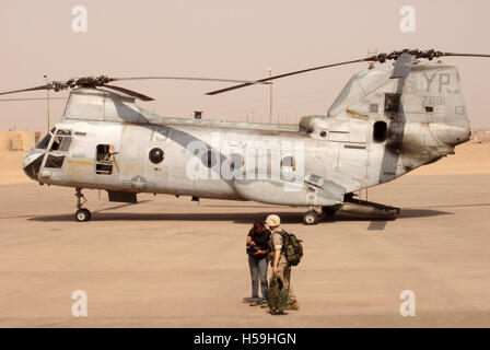 19. Okt. 2003 ein US Marine Corps E CH-46 Sea Knight Hubschrauber Al Faw im Süden des Irak. Stockfoto