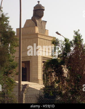 Am 12. November 2003 blickt Saddam Hussein vom Dach des Republikanischen Palastes in der grünen Zone in Bagdad aus. Stockfoto