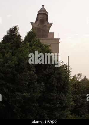 Am 12. November 2003 blickt Saddam Hussein vom Dach des Republikanischen Palastes in der grünen Zone in Bagdad aus. Stockfoto