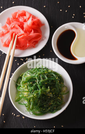 Chuka Salat und eingelegtem Ingwer close-up auf dem Tisch. vertikale Stockfoto