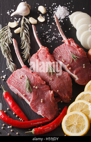 Rohes Rindfleisch mit Gewürzen auf einer Schiefertafel Tafel-Nahaufnahme. vertikale Ansicht von oben Stockfoto