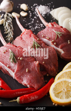 Rohes Rindfleisch mit Gewürzen auf einer Schiefertafel Tafel-Nahaufnahme. vertikale Stockfoto