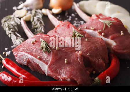 Rohes Rindfleisch Steaks mit Rosmarin auf ein Schiefer Tisch-Makro. Horizontale Stockfoto