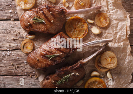 Leckeres Rindersteak mit Rosmarin auf einem Papier auf dem Tisch. Horizontale Ansicht von oben Stockfoto