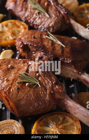 Saftiges Rindersteak mit Gewürzen auf den Grill-Makro. vertikale Hintergrund Stockfoto