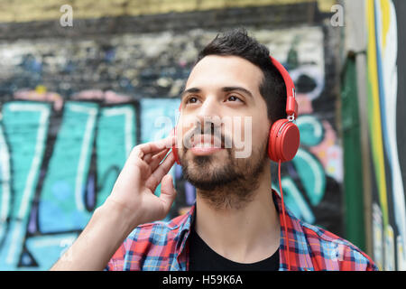 Porträt des jungen Latin Mann mit roten Kopfhörer. Urban-Szene. Stockfoto