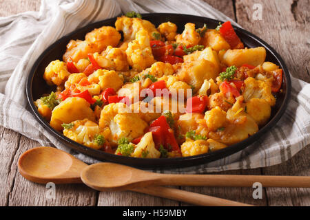 Indische Küche: vegetarisch Aloo Gobi close-up auf dem Tisch. Horizontal, rustikal Stockfoto