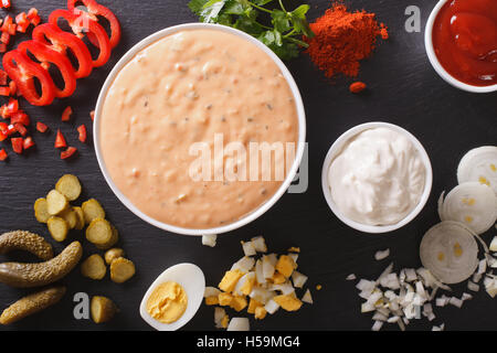 Thousand Island Dressing mit Nahaufnahme Zutaten auf den Tisch. Horizontale Ansicht von oben Stockfoto