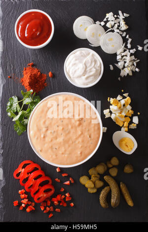 Thousand Island Dressing mit Zutaten auf den Tisch. vertikale Ansicht von oben Stockfoto