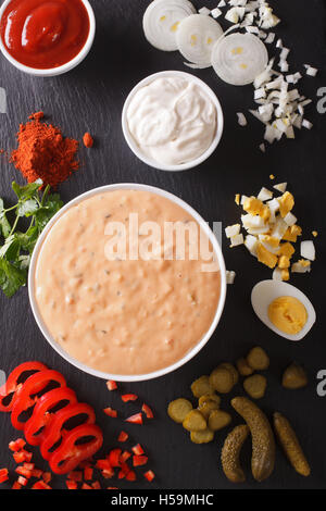 Thousand Island Dressing mit Nahaufnahme Zutaten auf den Tisch. vertikale Ansicht von oben Stockfoto