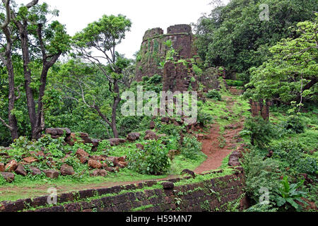 Ruinen von Turm und andere Strukturen des Cabo de Rama Fort in Goa, Indien. Eine Jahrhunderte alte Festung, zuletzt im Besitz von den Portugiesen Stockfoto