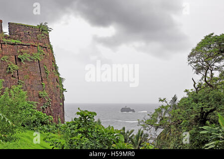 Cabo de Rama Fort Turm mit Blick auf das Meer in Goa, Indien. Jahrhunderte alte Festung, erbaut auf einem Felsen am Meer. Stockfoto