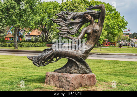 Die Bronze-Skulptur von Neringa befindet sich im Zentrum von Nida, Neringa, Kurische spucken, Litauen, Baltikum, Europa Stockfoto