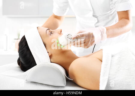 Ultraschall-Massagegerät helle Hautbehandlung, die Frau im Beauty-salon Stockfoto