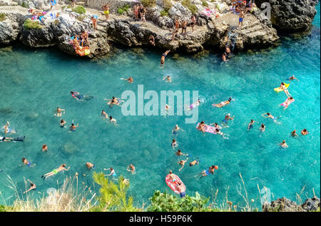 Völker schwimmen, spielen, springen und haben Spaß an Acquaviva Küsten Einlass Stockfoto
