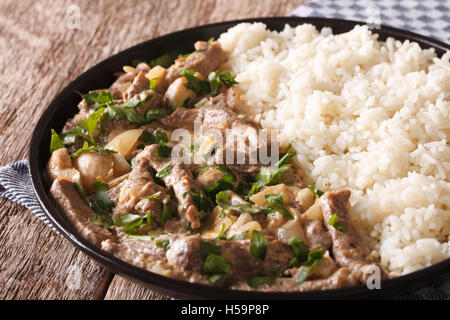 Beef Stroganoff garniert mit Reis-close-up auf einem Teller auf den Tisch. horizontale Stockfoto