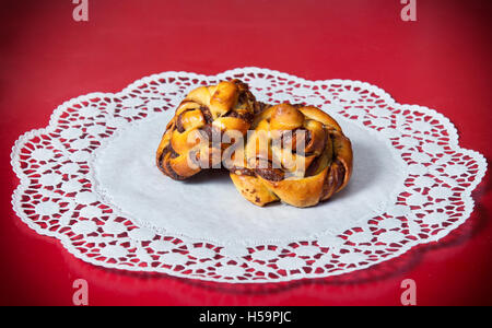 Frische Brötchen mit Nüssen und Schokolade Stockfoto