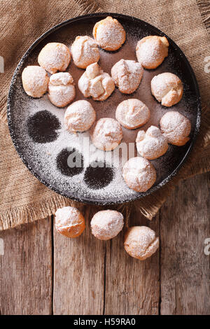 Italienische Donuts Castagnole auf einem Teller auf den Tisch. vertikale Ansicht von oben Stockfoto