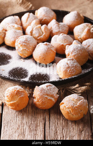 Italienische süße Krapfen Castagnole close-up auf dem Tisch. vertikal, rustikal Stockfoto