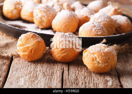 Frittierte Krapfen Castagnole close-up auf dem Tisch. Horizontal, rustikal Stockfoto