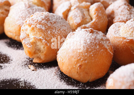Italiener Straße Essen: gebratene Krapfen Castagnole Makro auf einer schwarzen Platte. horizontale Stockfoto