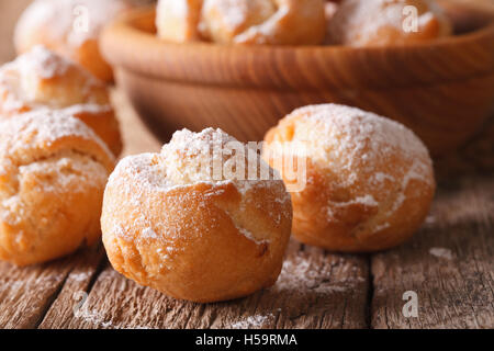 Festliche italienischen Donuts Castagnole hautnah in einer Schüssel auf dem Tisch. Horizontale Stockfoto