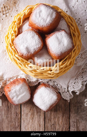 frittierte Krapfen quadratische Krapfen in den Korb auf den Tisch. Vertikale Ansicht von oben Stockfoto