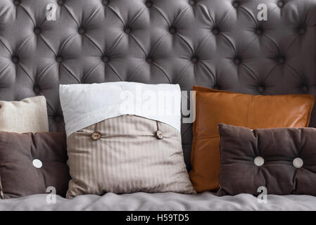 Nahaufnahme eines grauen Vintage Sofa mit Kissen Stockfoto